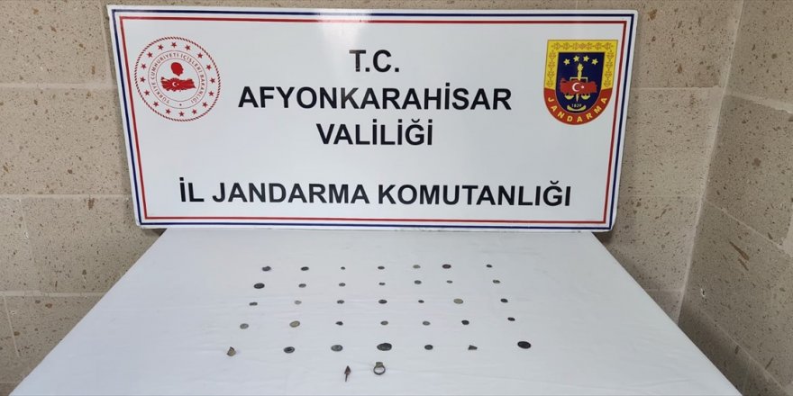 Afyonkarahisar'da otomobilde 34 sikke ile 3 obje ele geçirildi