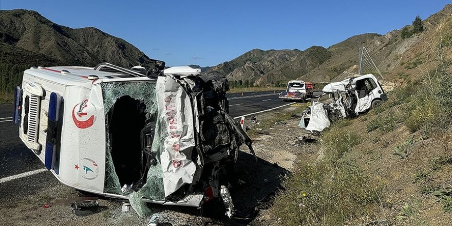 Erzurum'da ambulans ile hafif ticari aracın çarpışması sonucu 4 kişi hayatını kaybetti