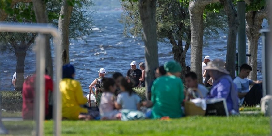 Orta ve Doğu Karadeniz kıyılarında yağış, diğer yerlerde az bulutlu ve açık hava bekleniyor