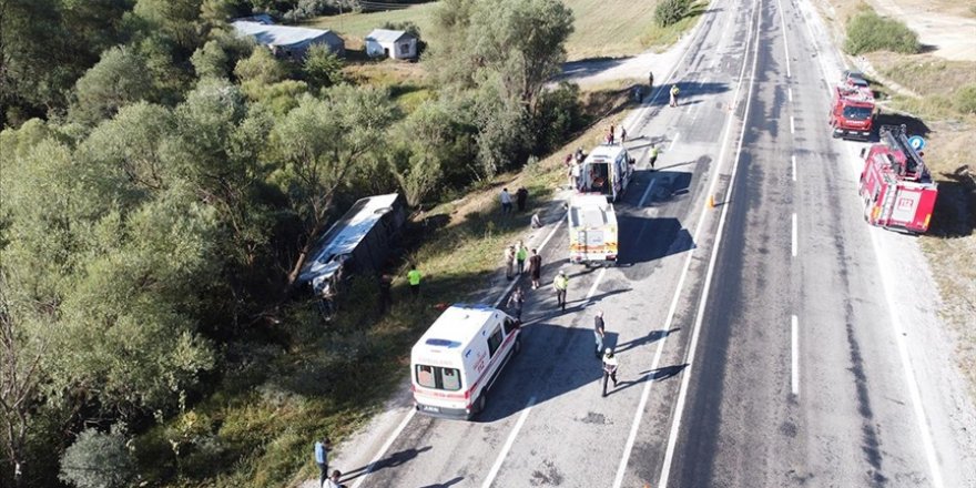 Erzincan'da yolcu otobüsünün devrilmesi sonucu 14 kişi yaralandı