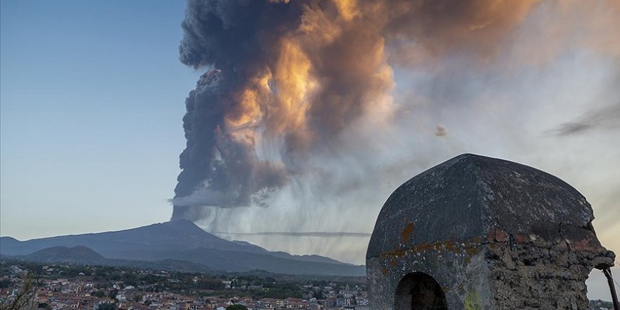 İtalya'daki Etna Yanardağı lav püskürtmeye başladı