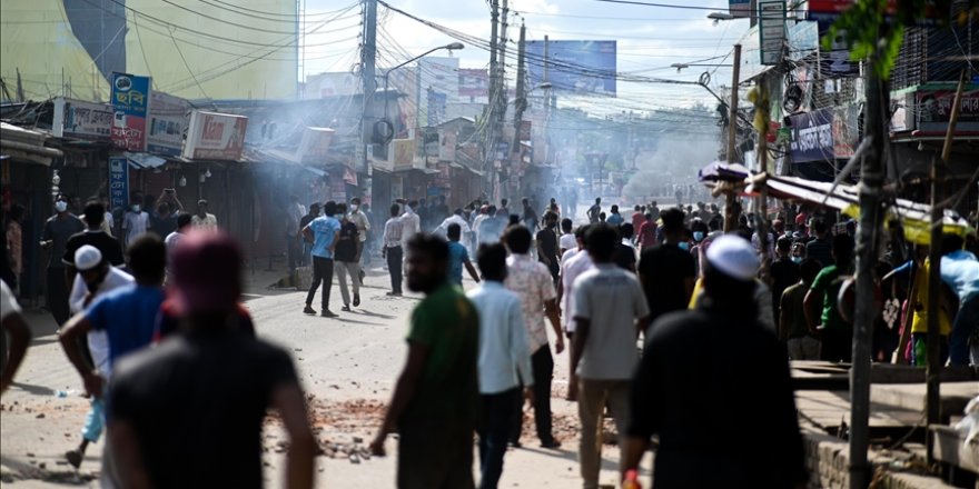 Bangladeş'teki hükümet karşıtı göstericiler Başbakanlık konutuna baskın düzenledi