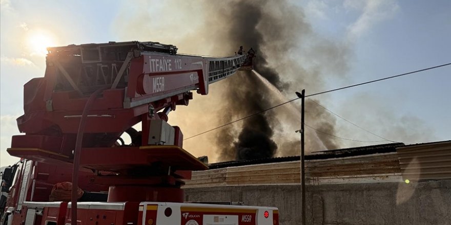 Adana'da geri dönüşüm fabrikasında yangın çıktı