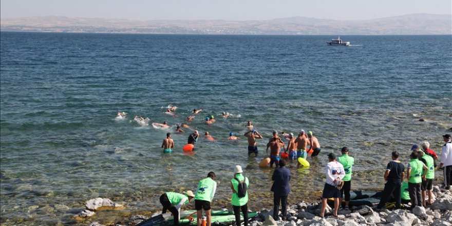 Van Gölü'nde 14 kilometrelik yüzme maratonu yapıldı