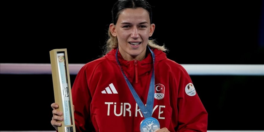 Boksta kadınlar 54 kilo finalinde Hatice Akbaş, gümüş madalya kazandı