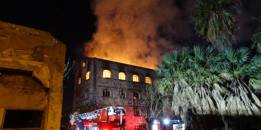 İzmir'de tarihi binanın çatısında çıkan yangın söndürüldü