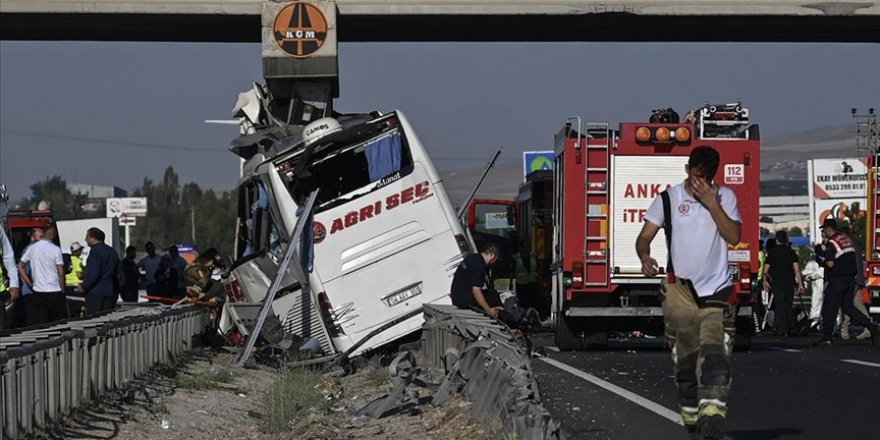 Ankara'da yolcu otobüsünün köprü ayağına çarptığı kazada 9 kişi öldü, 26 kişi yaralandı