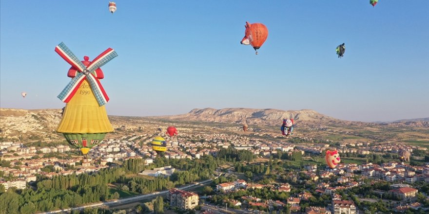 Figürlü sıcak hava balonları Ürgüp semalarını renklendirdi