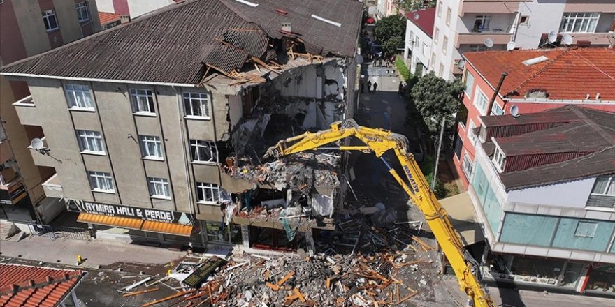 Pendik'te İETT otobüsünün çarptığı binanın yıkımına başlandı