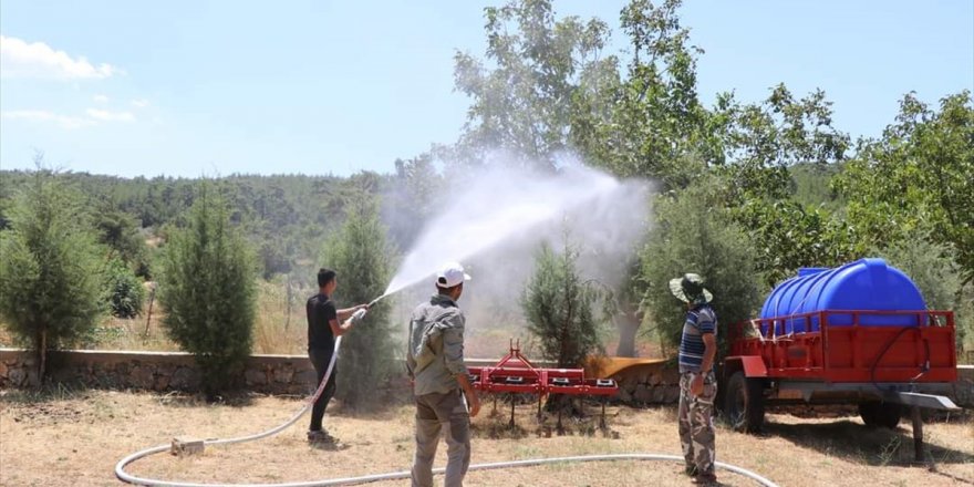 Muğla'da mahalle sakinleri sulama tankerlerini yangınla mücadele aracına dönüştürdü