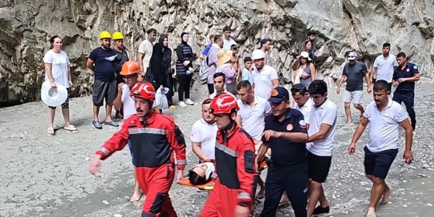 Saklıkent Kanyonu’nda üzerine taş düşen 2 Rus turist yaralandı