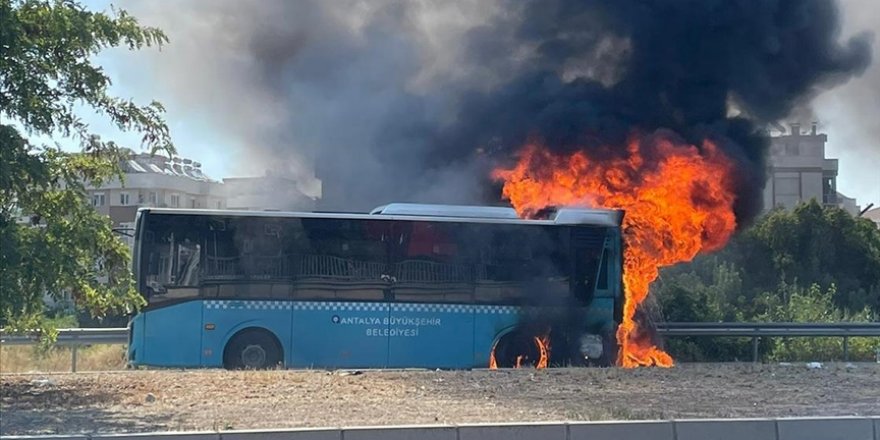 Antalya'da halk otobüsünde çıkan yangın söndürüldü