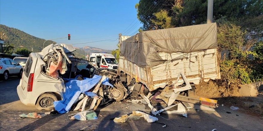 Manisa'da kamyona çarpan hafif ticari araçtaki 4 kişi hayatını kaybetti