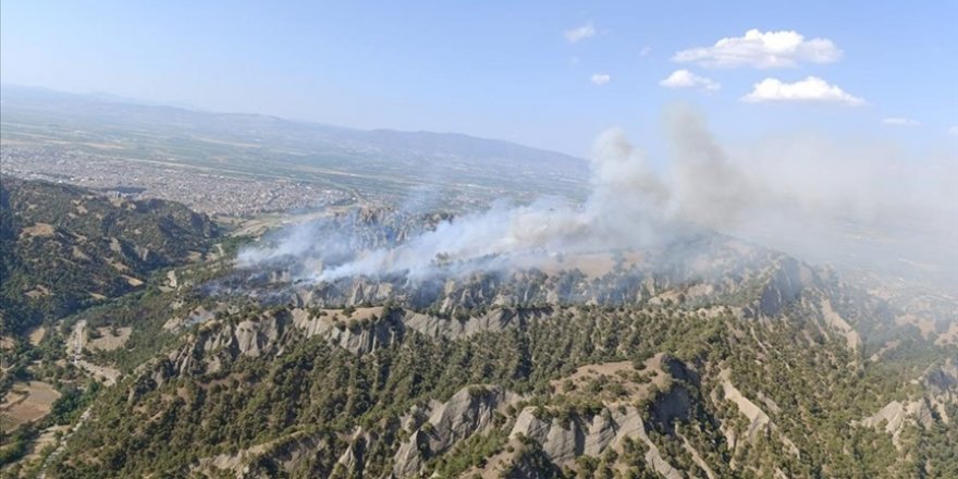 Manisa'nın Salihli ilçesindeki orman yangınına müdahale sürüyor