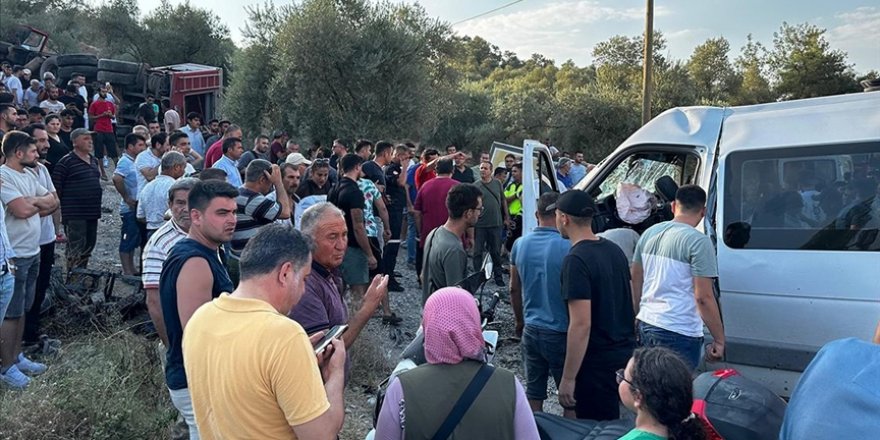 Muğla'da arazöz ile minibüsün çarpıştığı kazada 15 kişi yaralandı