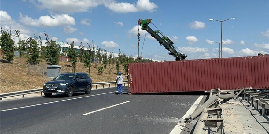 İstanbul'da TEM Otoyolu'nda tırın devrilmesi sonucu 2 kişi yaralandı