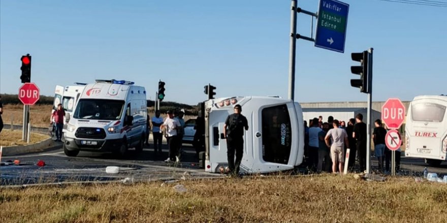 Tekirdağ'da servis midibüsü ile hafif ticari aracın çarpıştığı kazada 12 işçi yaralandı