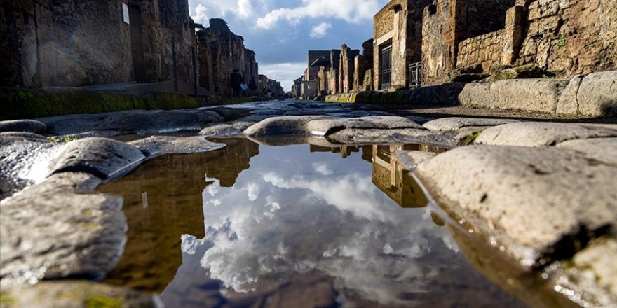 İtalya'da bir antik kentin duvarına yazı yazan turiste 60 bin avro ceza