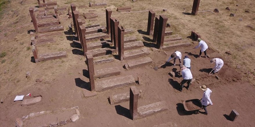 Ahlat Selçuklu Meydan Mezarlığı'nda Birinci Dünya Savaşı'nın oluşturduğu tahribatın izleri siliniyor