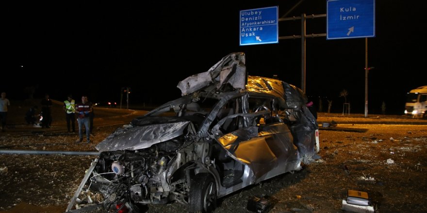 Uşak'ta takla atan minibüsün sürücüsü öldü