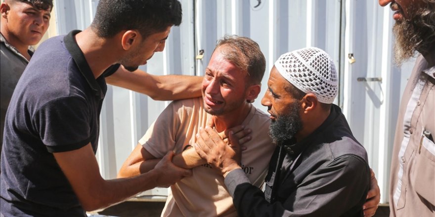 Gazze'de ikiz bebeklerine doğum belgesi almaya giden Filistinli baba, İsrail saldırısında tüm ailesini kaybetti