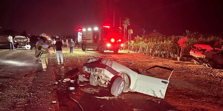 İzmir'de hatif ticari araç ile otomobilin çarpıştığı kazada 5 kişi yaralandı