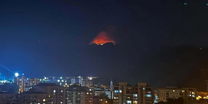 İzmir'in Karşıyaka ilçesinde çıkan orman yangınına müdahale sürüyor