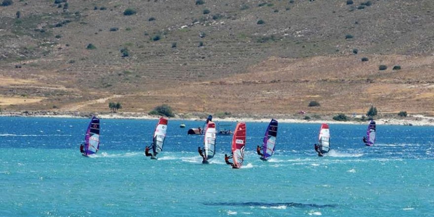 Rüzgar Sörfü Slalom Avrupa Şampiyonası İzmir'de başladı