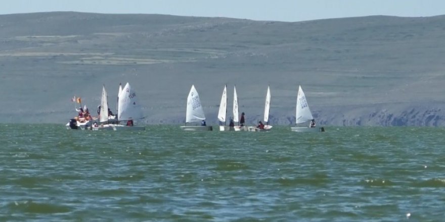 Çıldır Gölü'nde Anadolu Yelken Ligi 1. Ayak Kars Optimist Yarışları düzenlendi