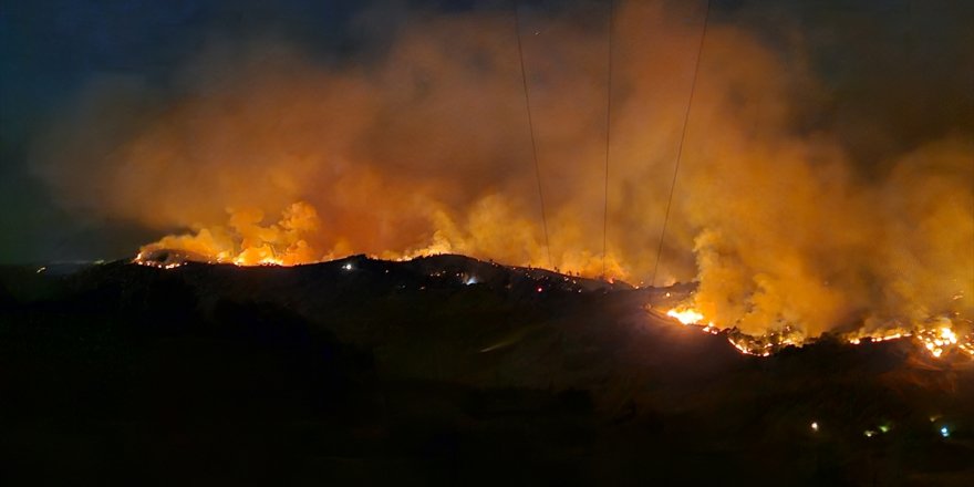 Manisa Gördes'te 2 ayrı noktadaki yangına müdahale ediliyor