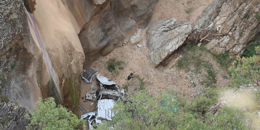 Denizli'de uçuruma yuvarlanan otomobildeki 4 kişi öldü