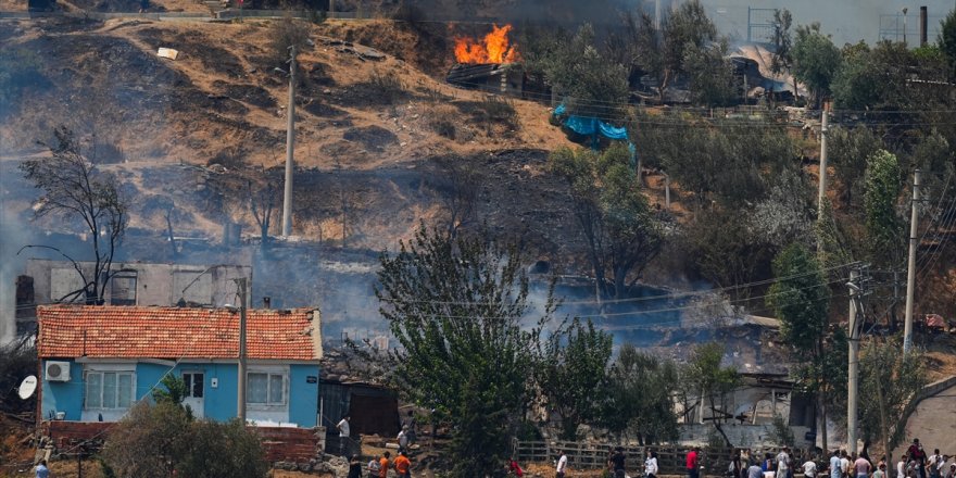 Kuvvetli rüzgar İzmir Karşıyaka'daki orman yangınında havadan müdahaleyi zorlaştırıyor