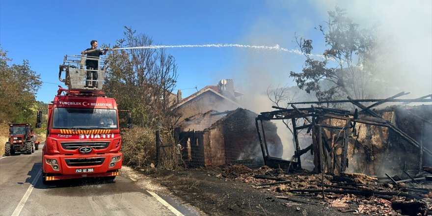 Tavşanlı'da çıkan yangında iki ev zarar gördü