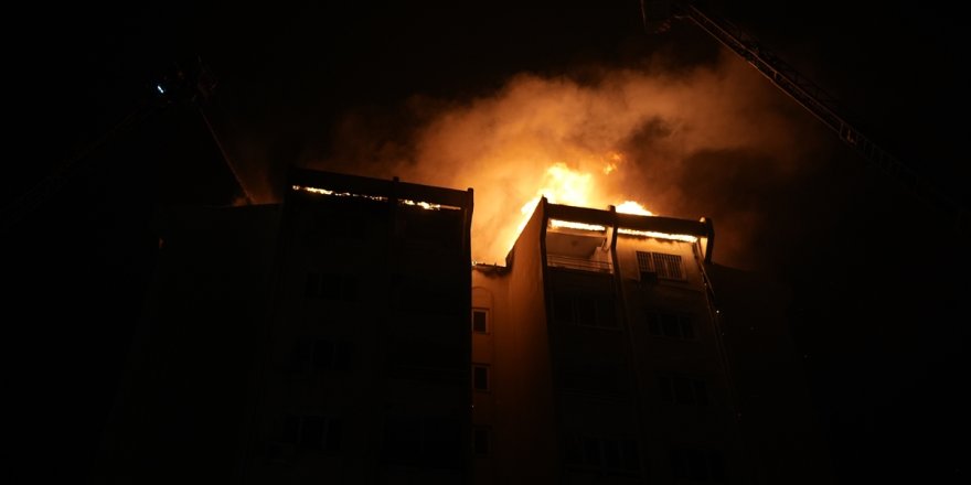 Karşıyaka'da binanın çatısına sıçrayan yangın söndürüldü