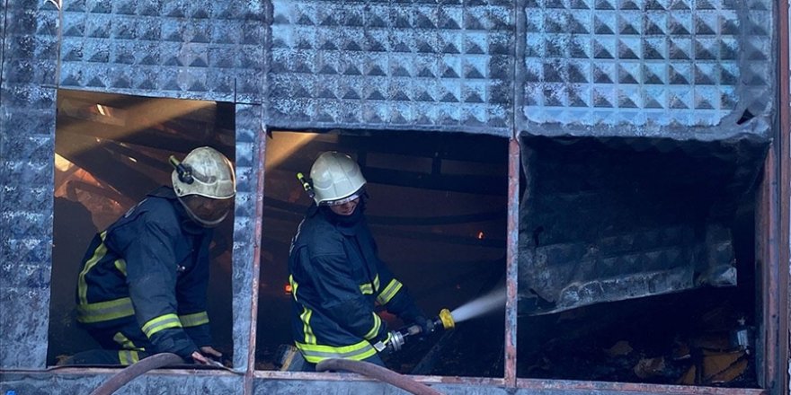 Antalya'da kağıt fabrikasında çıkan yangına müdahale ediliyor