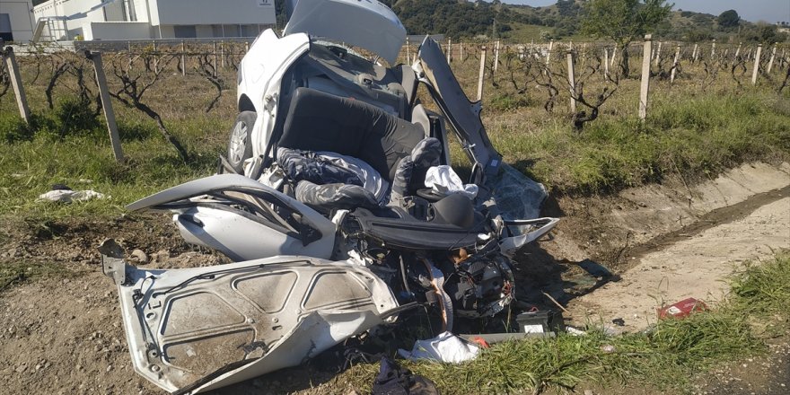 Manisa'da yoldan çıkan otomobil menfeze çarptı: 3 ölü