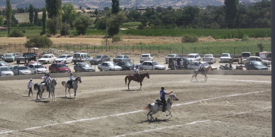 Selendi'de atlı cirit müsabakaları gerçekleşti