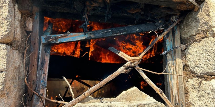 Kütahya'da bahçede başlayıp ev, samanlık ve ağıla sıçrayan yangın söndürüldü