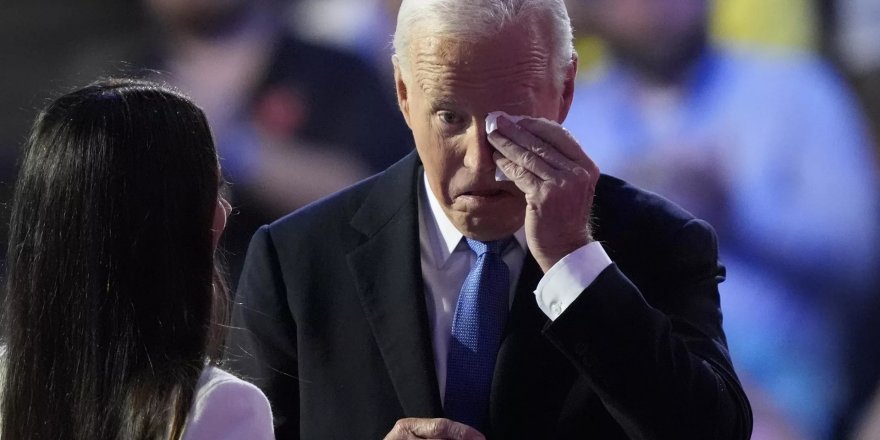 Demokratların Kongresi'nde 'tacını' Harris'e devreden Biden sahnede ağlayarak uzun süre kızına sarıldı