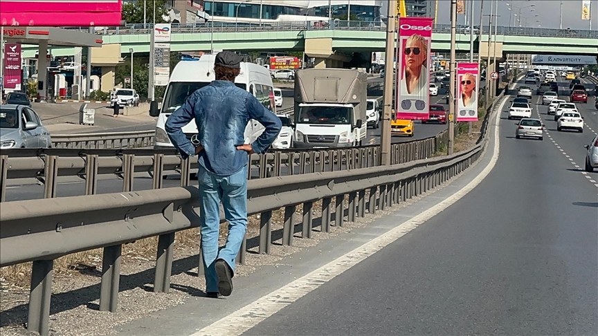 Sosyal medyada "yürüyen adam" olarak bilinen kişi evinde ölü bulundu