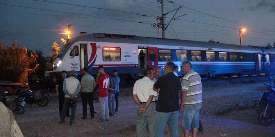 İzmir'de yolcu treni hemzemin geçitte traktöre çarptı