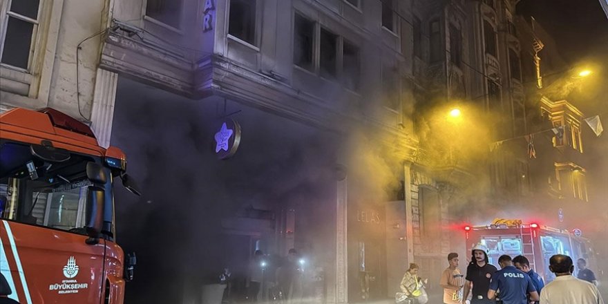 Beyoğlu'nda 9 katlı otelde çıkan yangın söndürüldü