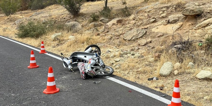 Uşak'ta devrilen motosikletteki çocuk hayatını kaybetti