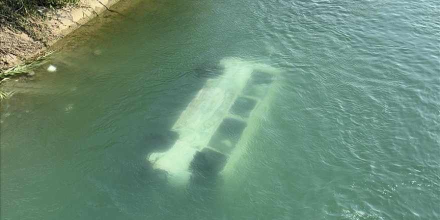 Adana'da zincirleme kazada iki aracın kanala devrilmesi sonucu 2 kişi yaralandı