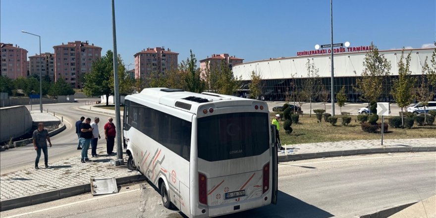 Burdur'da otobüs terminaline düşen midibüsteki 15 kişi yaralandı