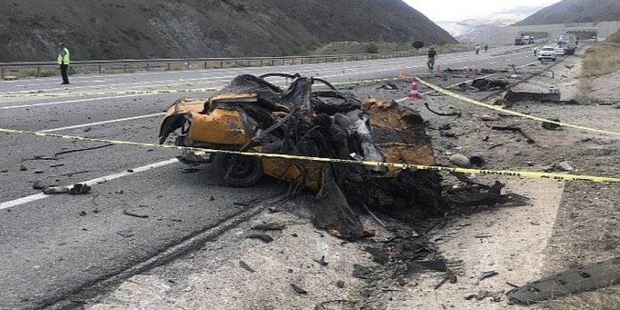 Erzincan'da iki aracın çarpıştığı kazada 4 kişi öldü, 2 kişi yaralandı