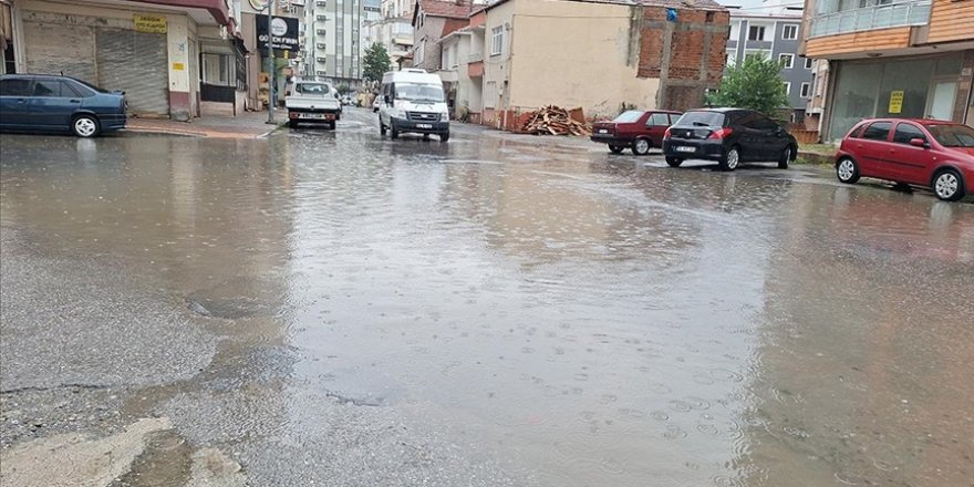 Samsun'da sağanak hayatı olumsuz etkiledi