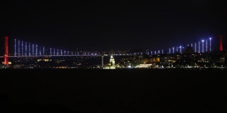 İstanbul Boğazı arıza yapan gemi nedeniyle trafiğe kapatıldı