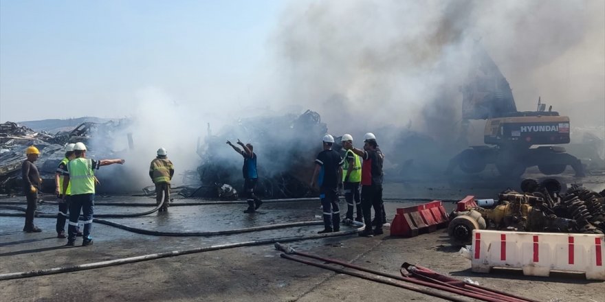 İzmir'de hurda depolama alanında yangın çıktı