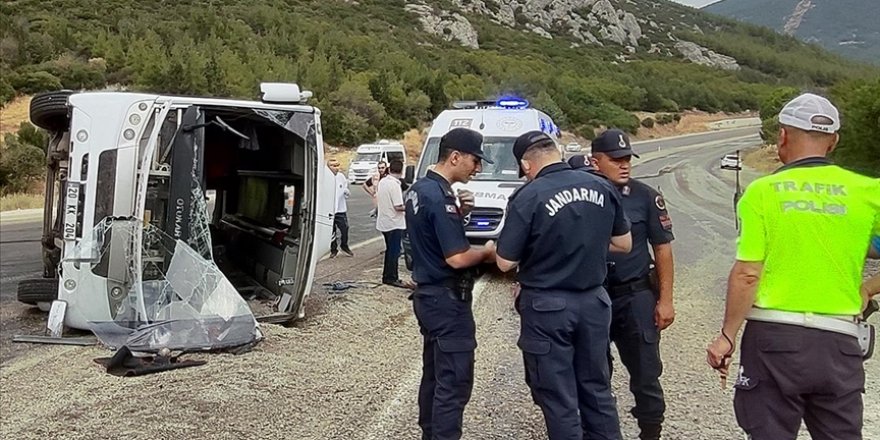 Denizli'de midibüsün devrildiği kazada 26 kişi yaralandı